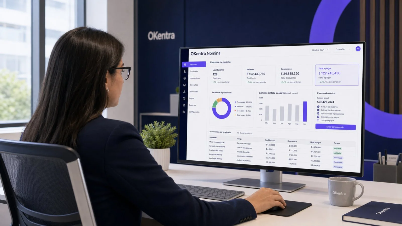 Recibo de sueldo digital de OKentra Nómina junto al panel de liquidación sobre Odoo