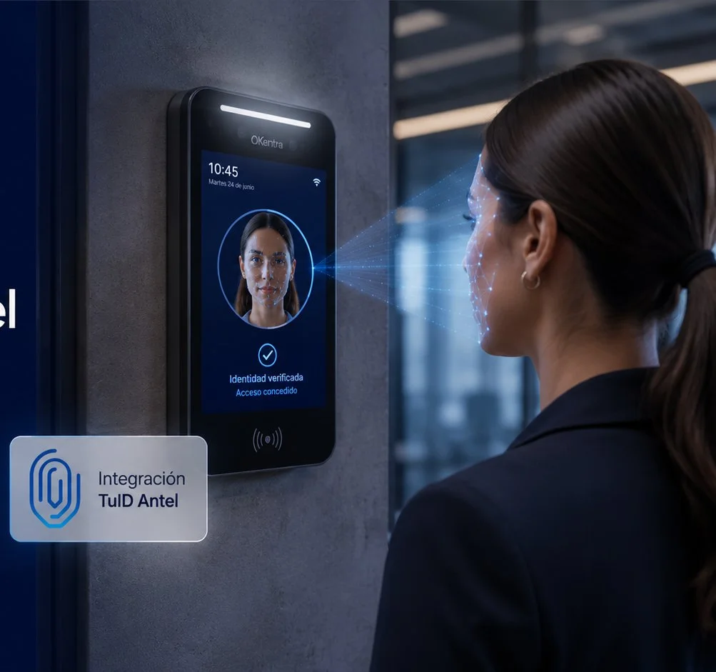 Colaboradora validando su identidad con biometría facial y TuID de Antel en un kiosco OKentra Wall