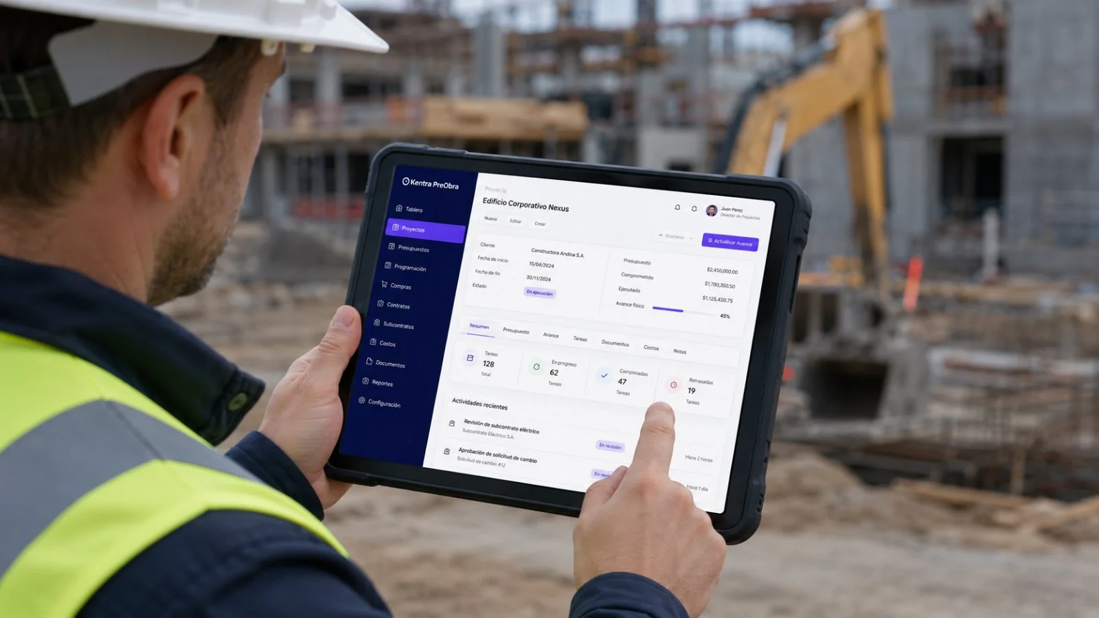 Ingeniero de obra consultando el avance del proyecto en OKentra PreObra desde una tablet reforzada