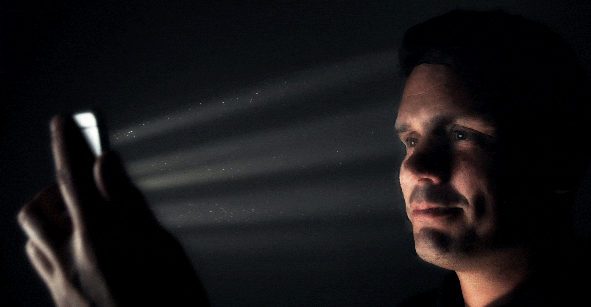 Rostro identificado con luz visible en un entorno de baja iluminación
